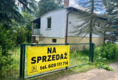 Działka rekreacyjna ROD, wśród lasów nad jeziorem.