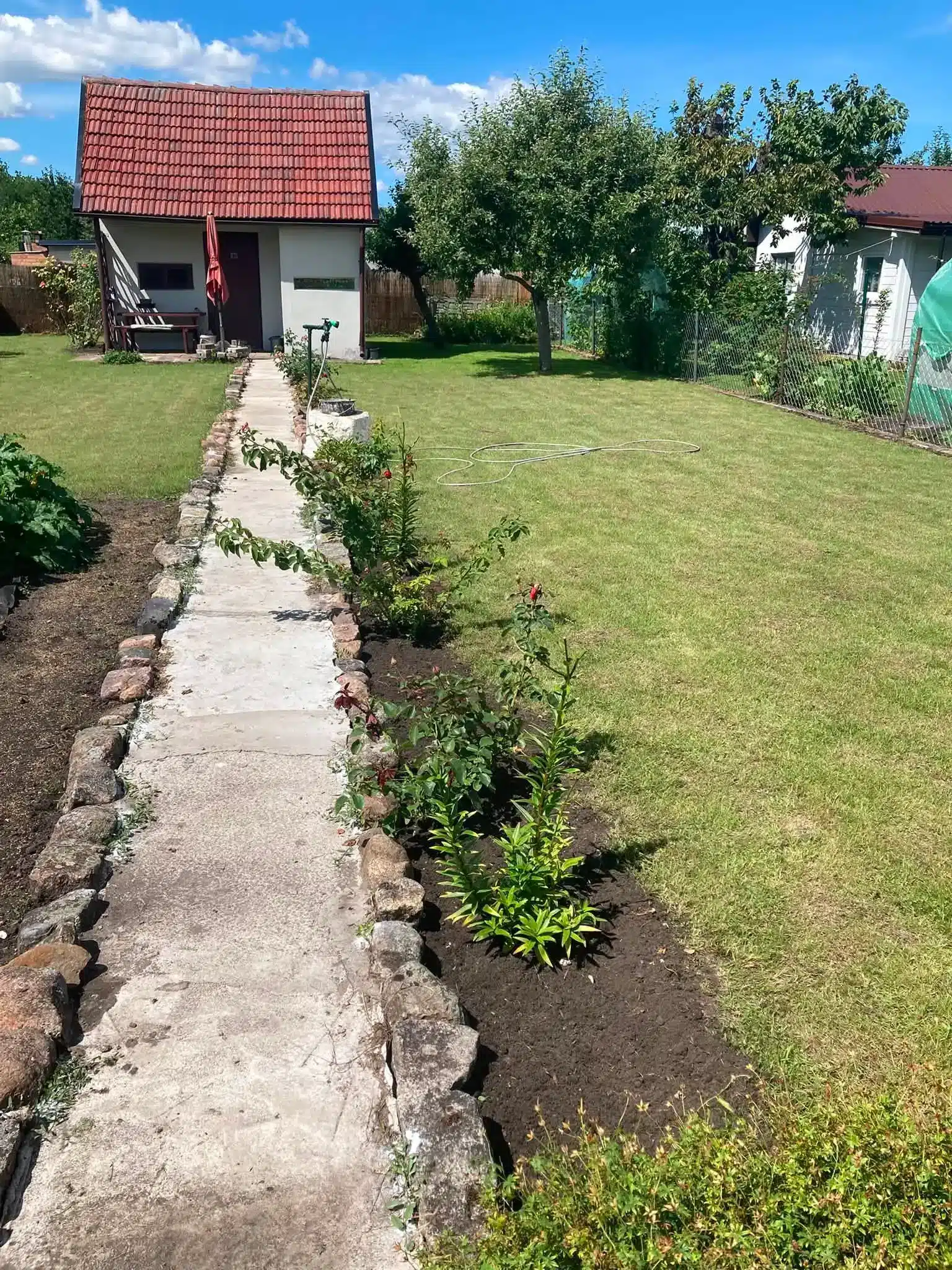 Działka o powierzchni 373 m2, z murowaną altaną.